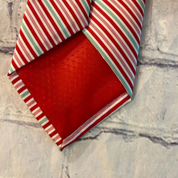HALLMARK HOLIDAY TRADITIONS MEN’S  RED/GREEN & WHITE STRIPED CHRISTMAS  TIE - Picture 5 of 9